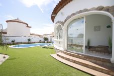 Holiday house with private pool in Miami Platja